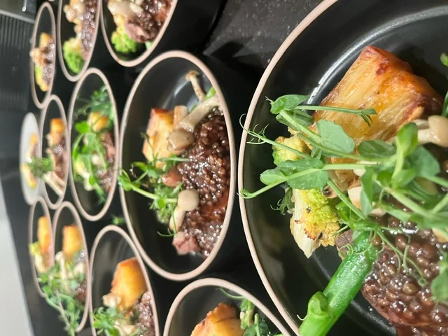 Lange gedekte tafel in de tuin bij schemer