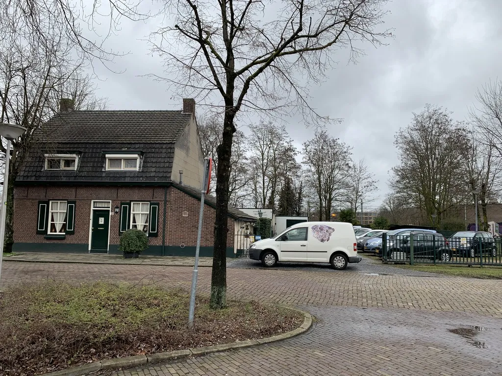 De showroom van Rijn van Gastel Auto's aan de Groendwarsstraat