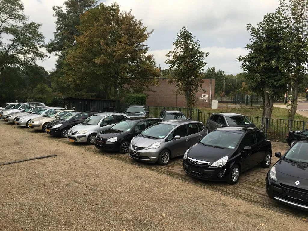 Auto's voor de deur bij Rijn van Gastel Auto's in Eindhoven