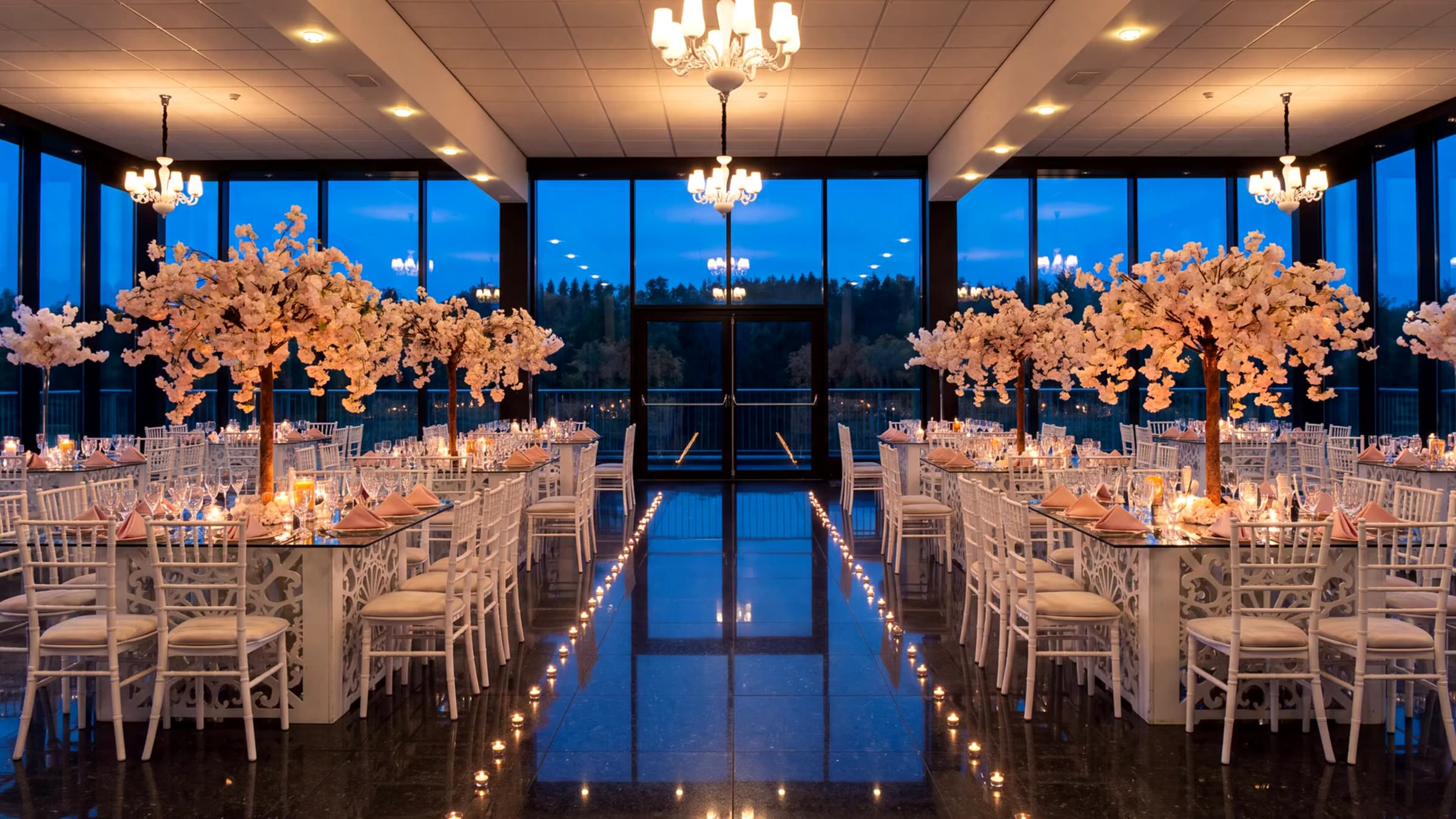 De zaal van Skypalace bij avond, gedekt en verlicht