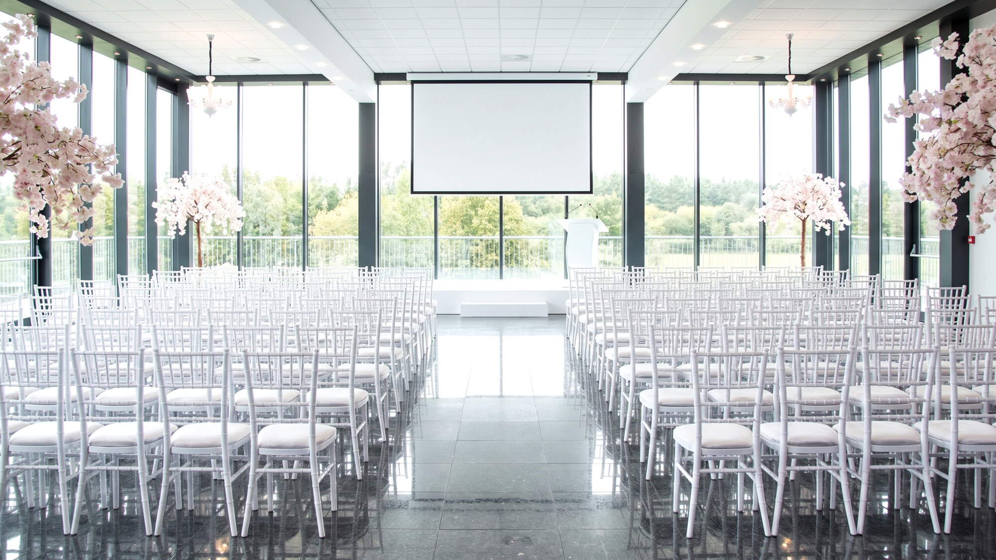 De zaal in ceremonie-opstelling