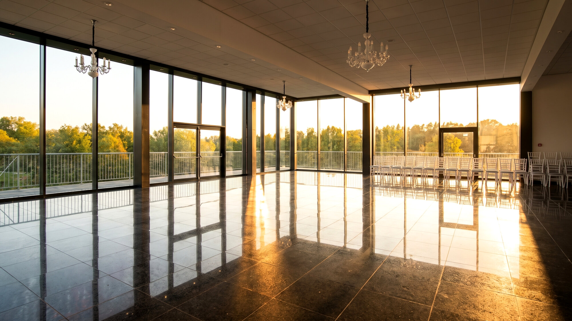 De lege zaal in gouden uur