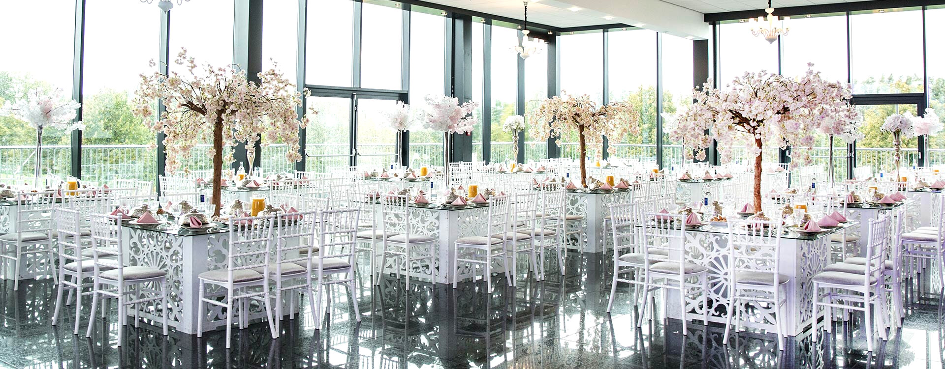 De zaal van Skypalace met bloesembomen
