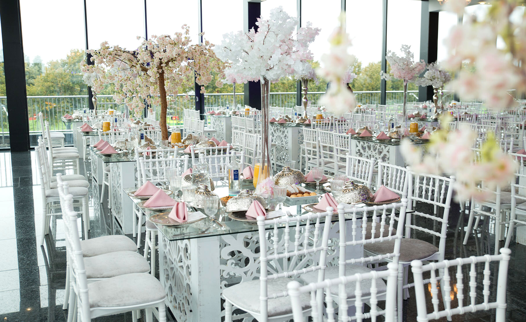Gedekte tafel met bloesembomen in de zaal