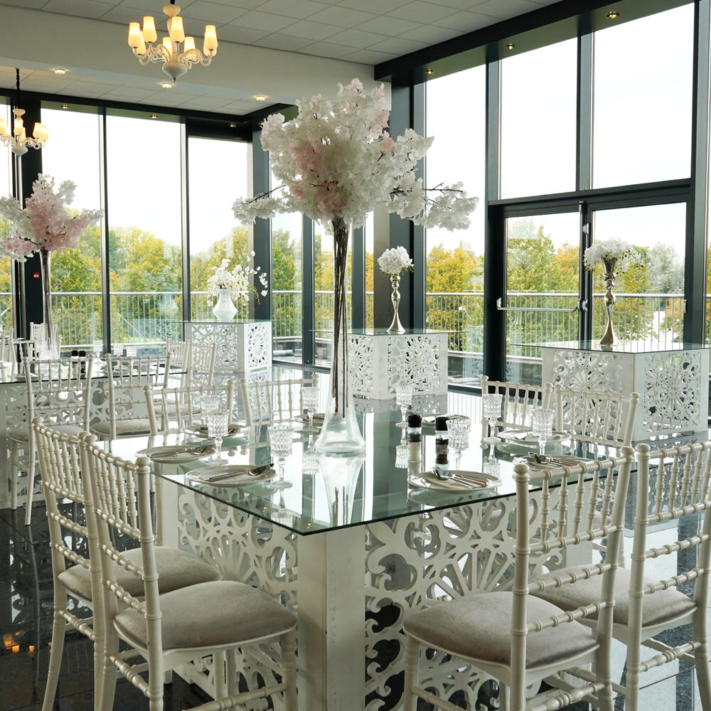 Glazen tafel met wit onderstel