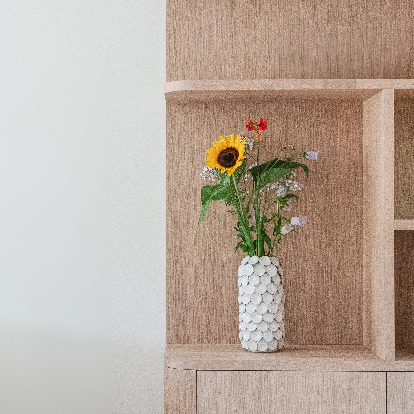 Eiken kastenwand op maat met open vakken