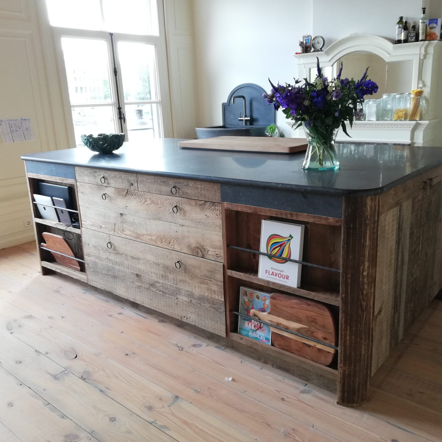 Keukeneiland in verweerd hout met houten vloer